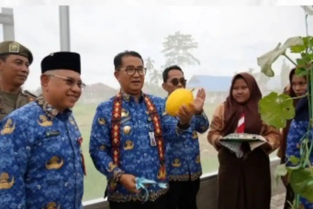 Panen Perdana Melon Apollo di SMAN 6 Samarinda Pj Gubernur Kaltim Dorong Inovasi Greenhouse